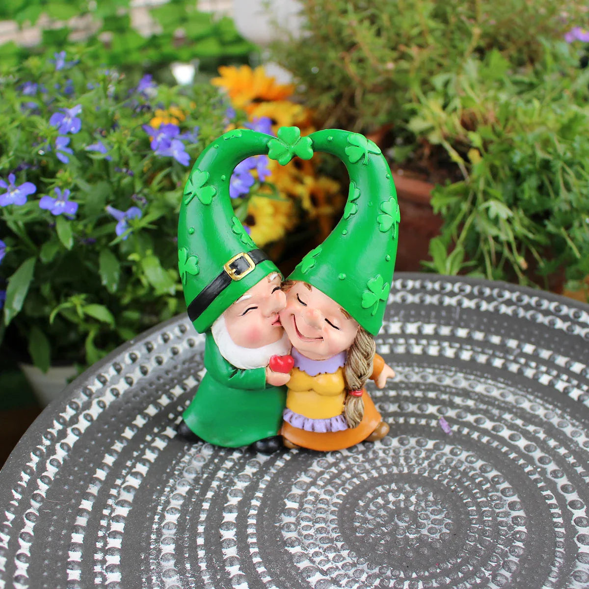 Sabinae - Figurín Gnome Mealltach do Ghairdín agus Maisiú Cóisir - Réamhchóirithe le Resin Láimhe do Atmaisféar Draíochtúil