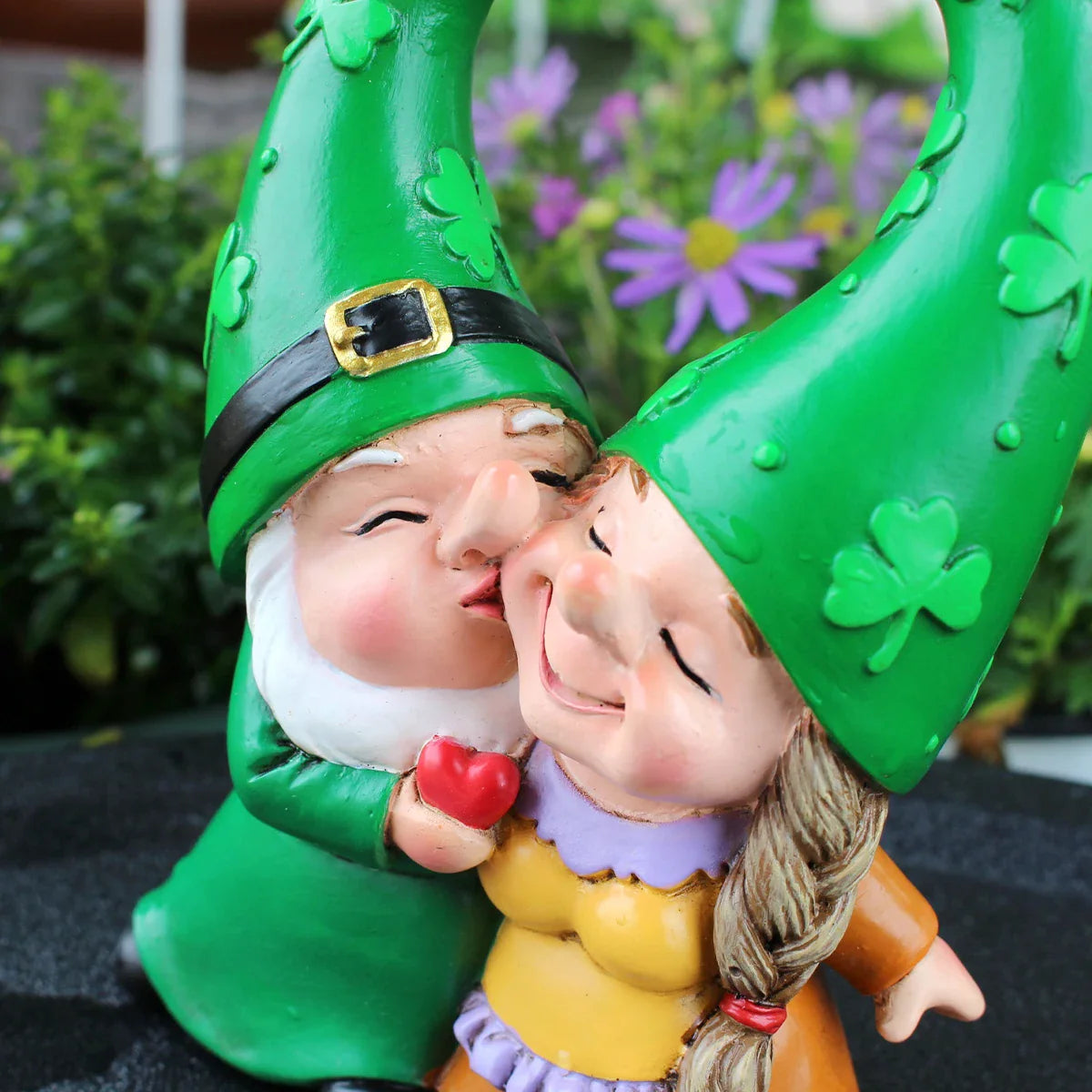 Sabinae - Figurín Gnome Mealltach do Ghairdín agus Maisiú Cóisir - Réamhchóirithe le Resin Láimhe do Atmaisféar Draíochtúil
