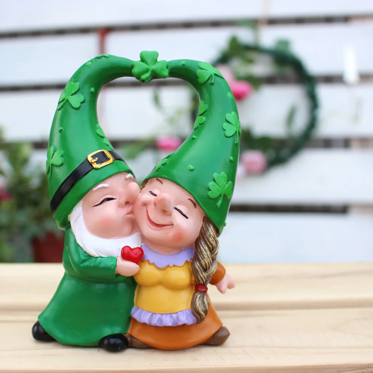 Sabinae - Figurín Gnome Mealltach do Ghairdín agus Maisiú Cóisir - Réamhchóirithe le Resin Láimhe do Atmaisféar Draíochtúil